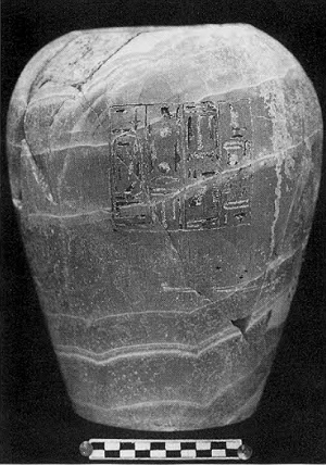 De Amset-kanopenkruik van Ameny-Qemaoe, gevonden in zijn piramide.