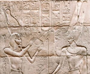 Alexander de Grote (links) afgebeeld als farao, Loeksor tempel, Loeksor.