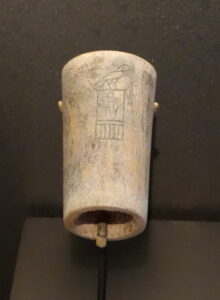 Cilindervormig bot met de Horusnaam van Hotepsechemoey. Brooklyn Museum, New York.